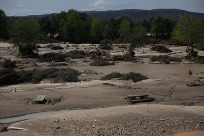 Un merendero cercano al río Alberche tras las fuertes lluvias en Aldea del Fresno, este lunes.