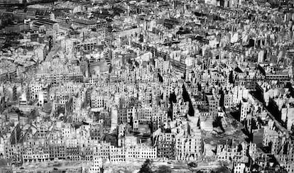 Vista aérea del casco viejo de Berlín (Alemania) en ruinas, el término de la Segunda Guerra Mundial.