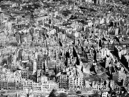 Vista aérea del casco viejo de Berlín (Alemania) en ruinas, el término de la Segunda Guerra Mundial.