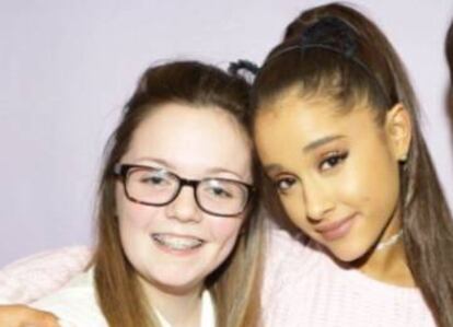 Georgina Callander junto a Ariana Grande en 2015.