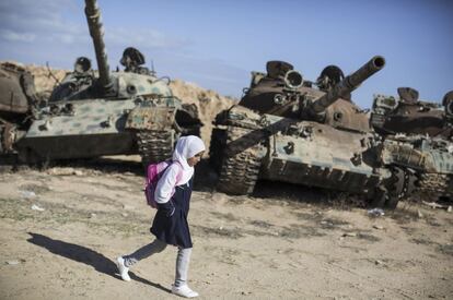 En Misrata (Libia), Amal Al Torchani, de 11 años, asiste a clase en medio de un ambiente de conflicto bélico.