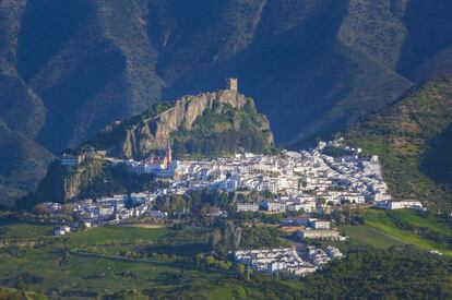 Zahara de la Sierra se ubica en un promontorio en el que destaca el recinto amurallado de la parte superior de la peña, presidida por la Torre del Homenaje, en cuyo interior se ha localizado el aljibe