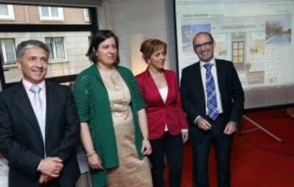 Desde la izquierda, Pérez, Álvarez, Ruiz y Aldekoa, instantes antes de la conferencia en el hotel Dómine.