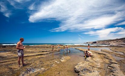 Bañistas en la playa de Monte Clérigo, en la Costa Vicentina (Portugal).