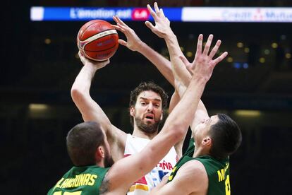 Pau Gasol entre Valanciunas y Maciulis