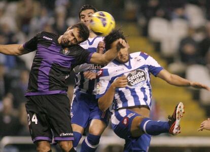 Balenziaga despeja el balón ante Riki y Abel Aguilar