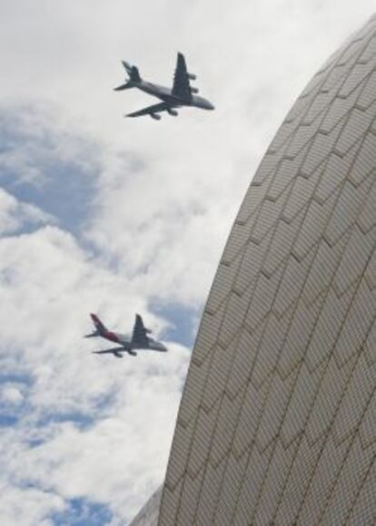 Dos aviones sobrevuelan Sydney en Australia.