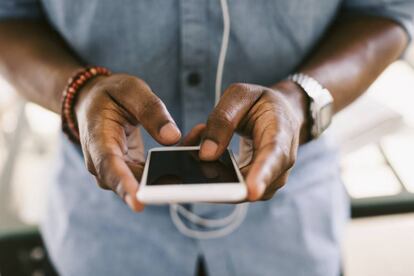 Un hombre utiliza un &#039;smartphone&#039;.