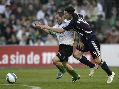 Munitis intenta eludir el marcaje de Sergio Ramos.