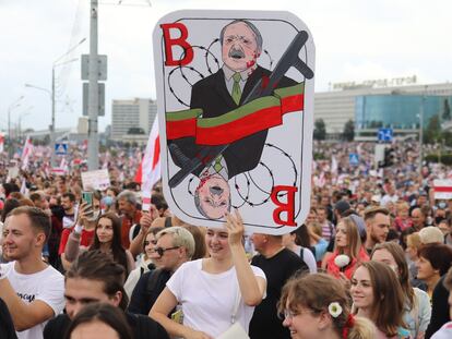 Miles de personas se manifestaban ayer contra el régimen en Minsk.