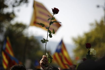 Un manifestante levanta una rosa durante la marcha en Barcelona.