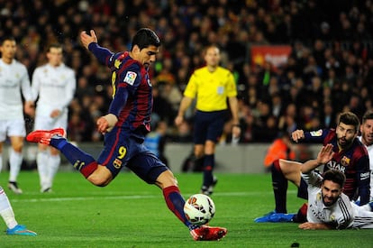 Suárez remata a portería de Casillas ante la mirada de Carvajal y Piqué.