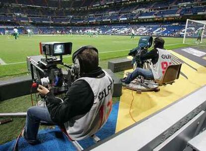 Cámaras de Mediapro y AVS en el estadio Santiago Bernabéu.