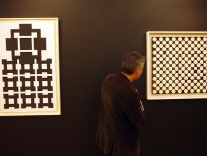 Un asistente a la exposición de Victor Vasalery contempla las obras 'Wou' (1961-1972), a la izquierda, y 'Bellatrix M.V.' (1957-1960).