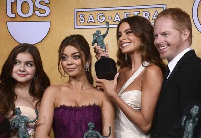 Sofía Vergara (con la estatuilla en la mano) y tres de sus compañeros de la serie Modern Family, galardonados con el premio a la Mejor Interpretación Conjunta.