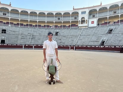 Francisco de Manuel, en la plaza de Las Ventas, con el trofeo que lo acredita como triunfador de la Copa Chenel.