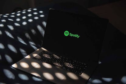 Un ordenador portátil con Spotify.