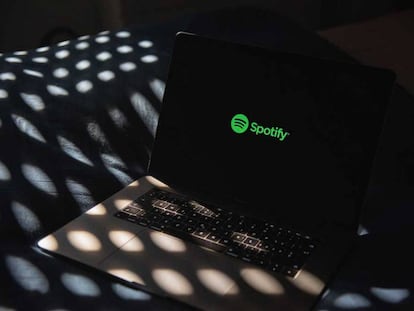 Un ordenador portátil con Spotify.