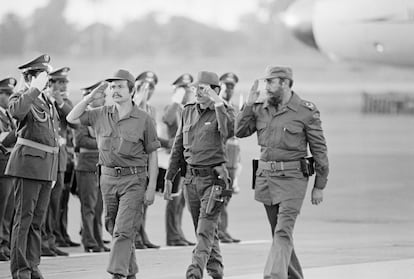  Humberto Ortega y Fidel Castro a su llegada a la sexta reunión de los Países No Alineados en Cuba el 2 de septiembre de 1979.  