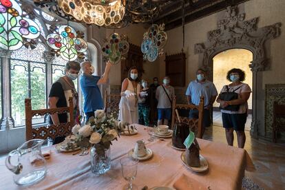 Los visitantes de la Casa Amatller en el comedor principal de la vivienda.