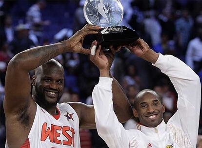 Shaquille O'Neal y Kobe Bryant alzan el trofeo que les acredita como MVP del All Star.