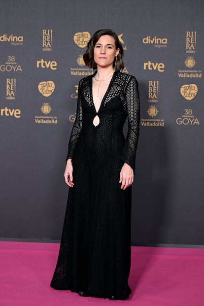 La directora Carla Simón, que el año pasado estuvo nominada por 'Alcarràs', acudió vestida de negro por Teresa Helbig.