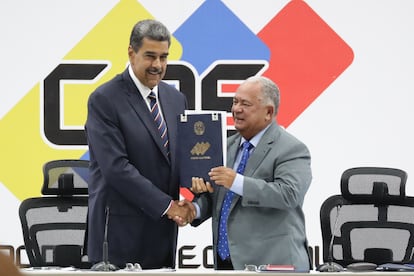 Elvis Amoroso, presidente del CNE, con Nicolás Maduro, el 29 de julio en Caracas (Venezuela).