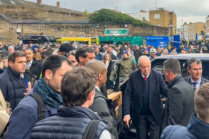 El rey emérito Juan Carlos I a su llegada a Stamford Bridge, el estadio del Chelsea, para presenciar el partido del club inglés contra el Real Madrid de Liga de Campeones. 