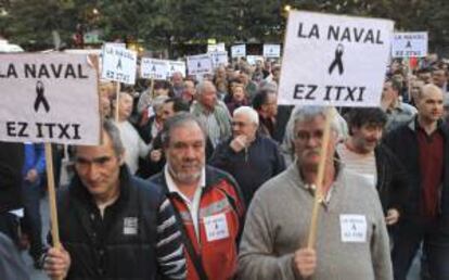 Los trabajadore deLa Naval de Sestao se manifiestan en Barakaldo (Bizkaia) en protesta por la falta de carga de trabajo. Alrededor de 200 trabajadores del astillero de una plantilla compuesta por 236 empleados, se encuentran desde ayer en un ERE temporal tras la finalización del último buque.