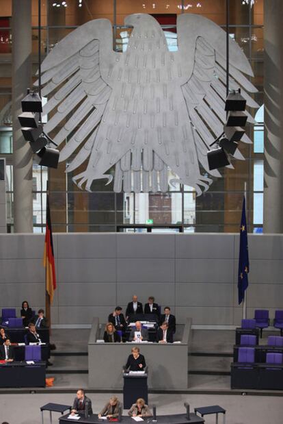 La canciller alemana, Angela Merkel, pronuncia un discurso en el Bundestag, el 2 de diciembre.