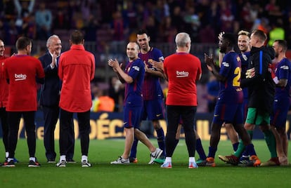 Iniesta, que jugó su último clásico, celebra los títulos del Barça.