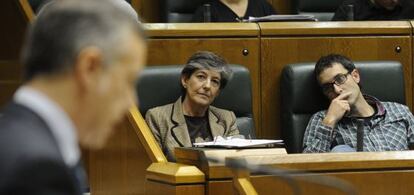 Los parlamentarios de EH Bildu Laura Mintegi y Julen Arzuaga escuchan desde sus escaños una intervención del 'lehendakari' Iñigo Urkullu.