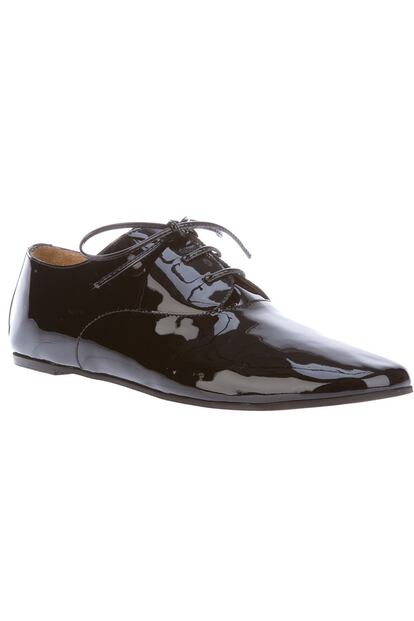 Zapato estilo masculino de charol negro de Maison Martin Margiela (270 euros).