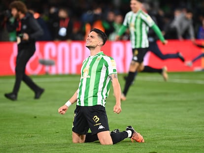 Bartra celebra emocionado el título de Copa conquistado ante el Valencia el pasado 23 de abril en Sevilla.