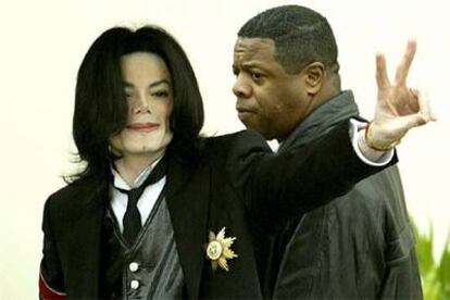 Michael Jackson, a su llegada al tribunal de Santa María, en California, donde se celebra el juicio.