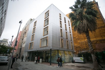 L'Ajuntament de Barcelona ha acabat, a pocs metres de la Rambla, al carrer Nou de Sant Francesc, les obres del primer edifici d'habitatge públic de lloguer d'Espanya realitzat amb contenidors marítims.