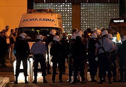 Antidisturbios de los Mossos d'Esquadra protegen la entrada a la prisión.