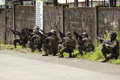 Soldados filipinos permanecen en guardia en Marawi.