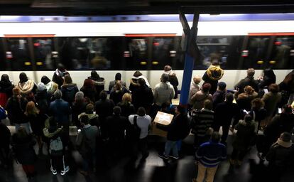 Viajeros en un andén del Metro de Madrid en la estación de Príncipe Pío, el pasado 14 de diciembre.