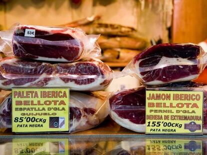 Una parada de comestibles del mercado barcelonés La Boqueria.