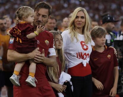 Totti, junto a su mujer y a sus tres hijos.  