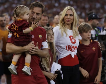 Totti, junto a su mujer y a sus tres hijos.  