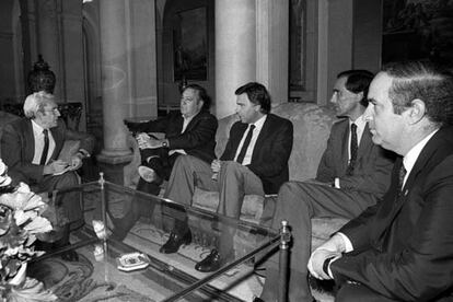 El presidente del Gobierno, Felipe González, (en el centro del sofá) durante una reunión con Nicolás Redondo y Marcelino Camacho  (a la izquierda) y con Carlos Ferrer Salar y Juan Jiménez Aguilar,  en 1983.