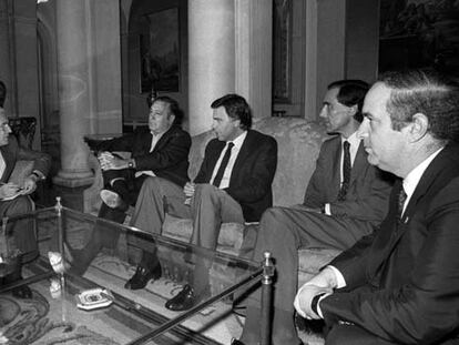 El presidente del Gobierno, Felipe González, (en el centro del sofá) durante una reunión con Nicolás Redondo y Marcelino Camacho (a la izquierda) y con Carlos Ferrer Salar y Juan Jiménez Aguilar, en 1983.
