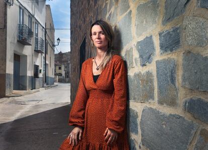 Susana Marco, en la calle de El Poyo del Cid (Teruel) donde tiene su negocio de productos cosméticos.