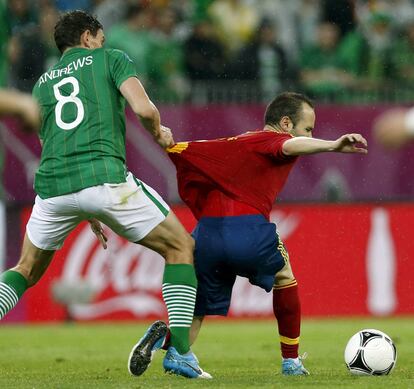Keith Andrews agarra por la camiseta a Andrés Iniesta.