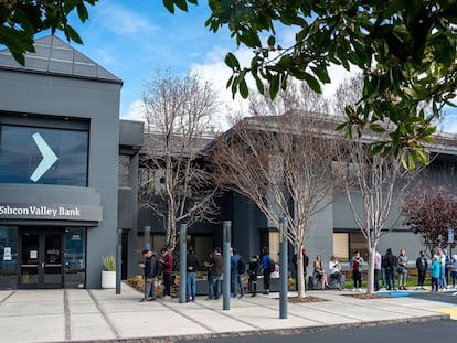 Clientes hacen fila afuera de la sede del Silicon Valley Bank en Santa Clara (California), este lunes.