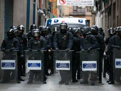 Antidisturbios de los Mossos en El Raval de Barcelona.