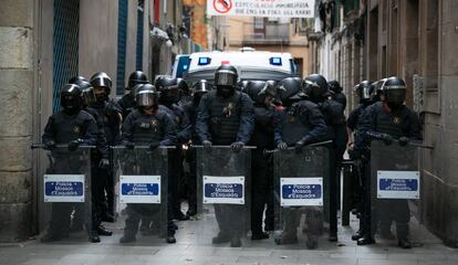 Antidisturbios de los Mossos en El Raval de Barcelona.