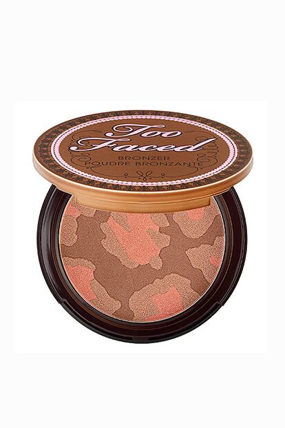 Too Faced te propone esta base tricolor -melocotón, chocolate y bronce- para potenciar tu tono de piel y aportarle luminosidad. (35 euros aprox.)